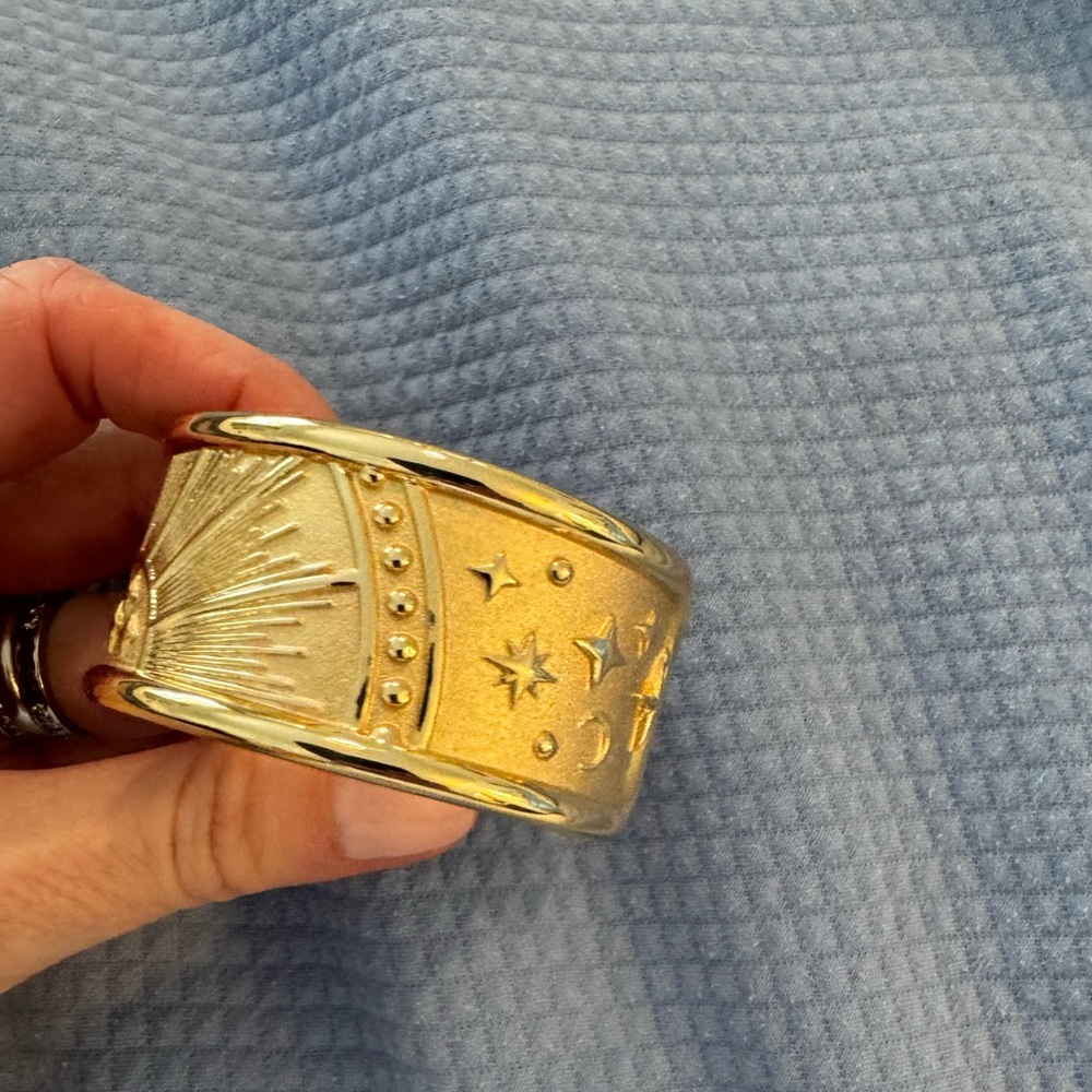 Jane Win Gold Strong Rising Sun Cuff Bracelet - Picture 5 of 8